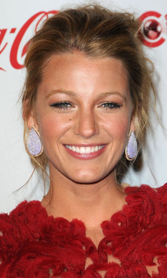 Blake Lively With A Messy Updo Hairstyle At The CinemaCon Awards Gala 2011