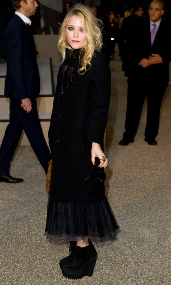 Mary-Kate Olsen Attends The Burberry SS10 Fashion Show At London Fashion Week, October 2009