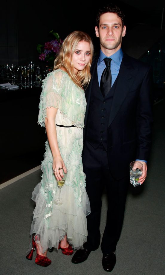 Ashley Olsen With Her Boyfriend Justin Bartha In A Romantic Tiered Dress In New York, May 2010