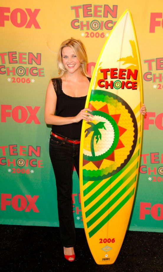 Reese Witherspoon Dressed Down At The Teen Choice Awards With Her Surfboard Prize, August 2006