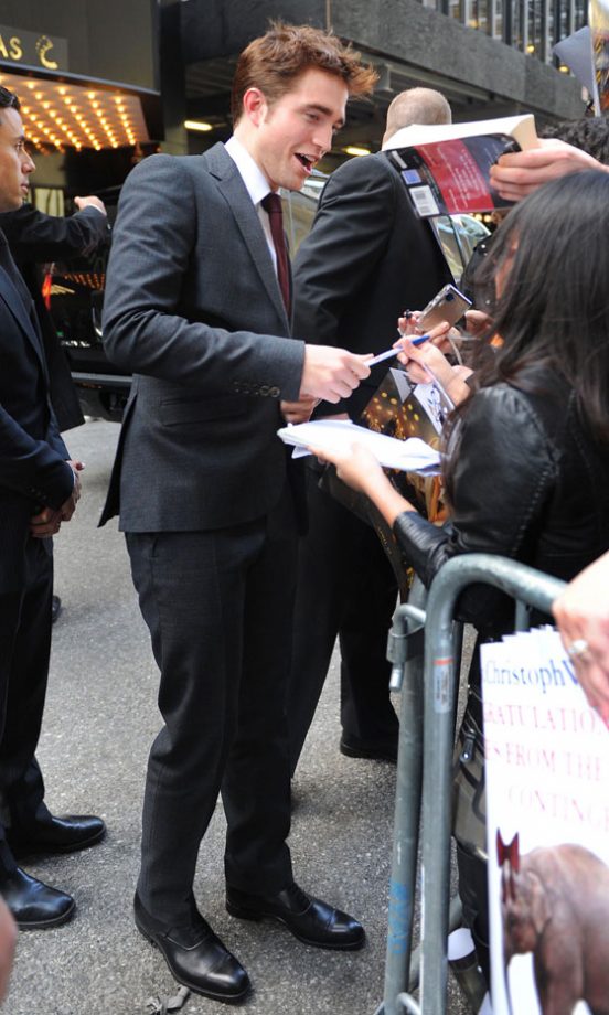 Robert Pattinson Signing Autographs At The New York Film Premiere Of Water For Elephants, 2011