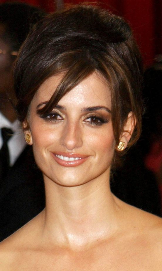 Penelope Cruz Goes For A Demure Beehive Style At The Oscars In 2005