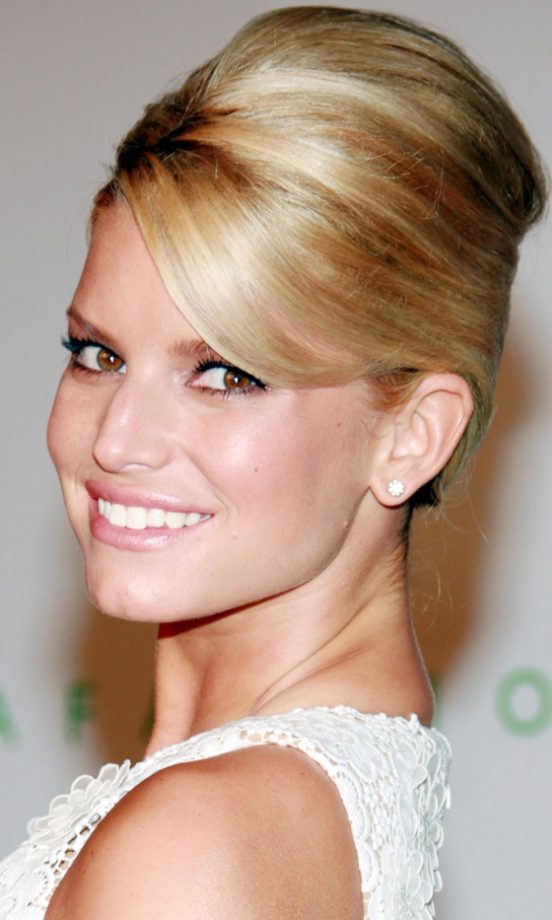 Jessica Simpson Shows Us How To Work The Tidy Beehive At The 2006 CDFA Awards In New York