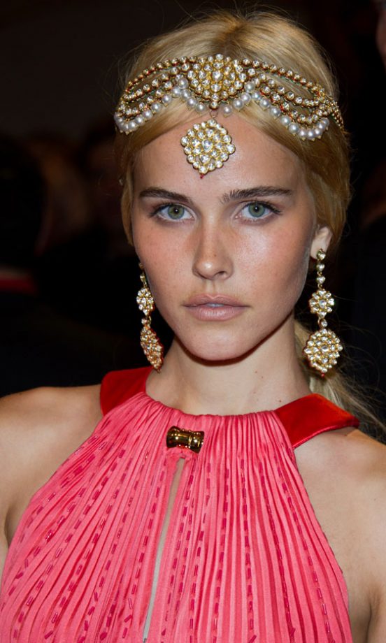 Isabel Lucas Went Glam Boho With Hair Accessories At The Met Ball 2011