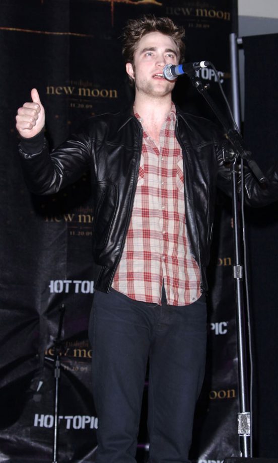 Robert Pattinson Gives The Thumbs Up At A Q&A Session With Twilight Fans, 2009