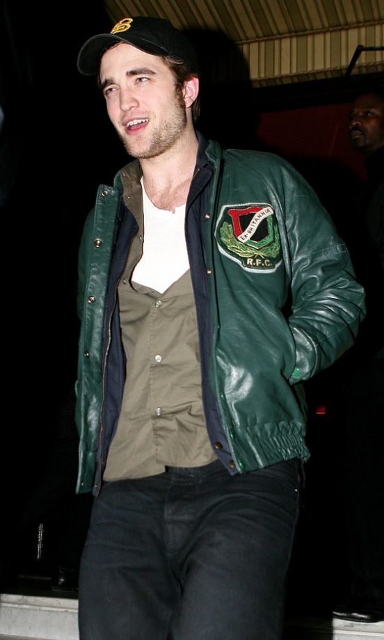 Robert Pattinson Dresses Down To Promote New Moon In Paris, November 2009