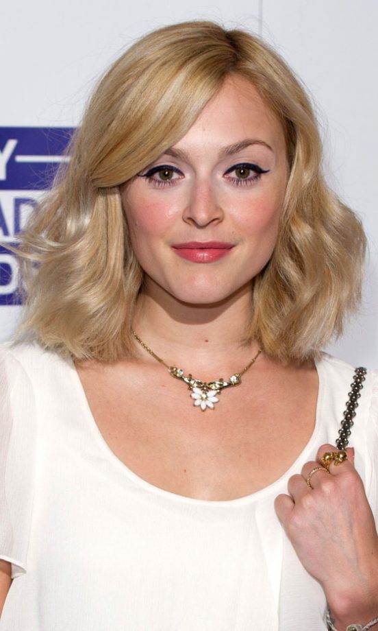 Fearne Cotton Goes For Old School Glamour - Part Hair To The Side And Curl Ends With A Large Barrel Curling Tong, 2011