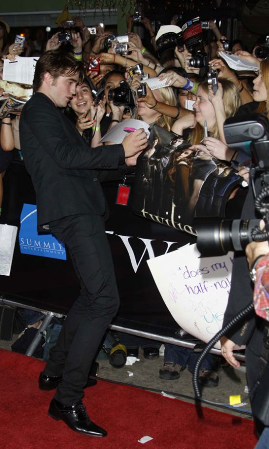 Robert Pattinson Gets Swamped By Fans At The LA Premiere Of Twilight, November 2008