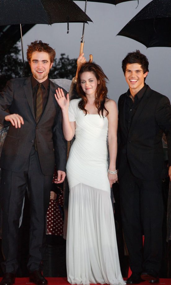 Robert Pattinson With Kristen Stewart And Taylor Lautner Brave The Rain In Tokyo For Twilight's Film Premiere, 2009