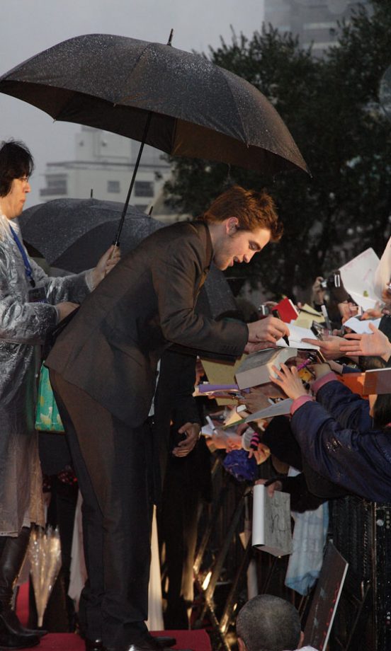 Robert Pattinson Signs Autographs In The Rain At The Tokyo Premiere Of Twilight, February 2009