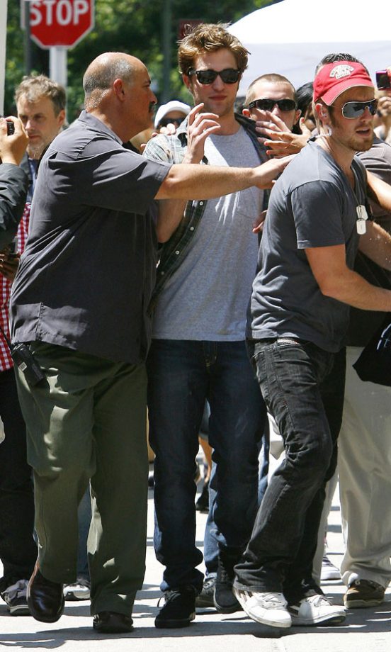 Robert Pattinson Gets Mobbed By Fans On The Set Of Remember Me In New York, June 2009