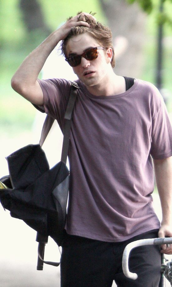 Robert Pattinson Pulls The Classic Heart Throb Pose While Filming Remember Me In Central Park, June 2009