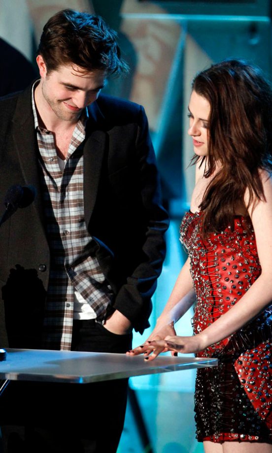 Robert Pattinson And Kristen Stewart At The MTV Movie Awards 2011