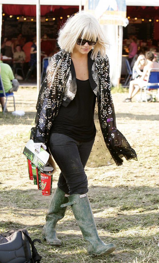 Lily Allen Sparkles In A Crystal Kimono With A Rock-Chick Twist At Glastonbury 2009
