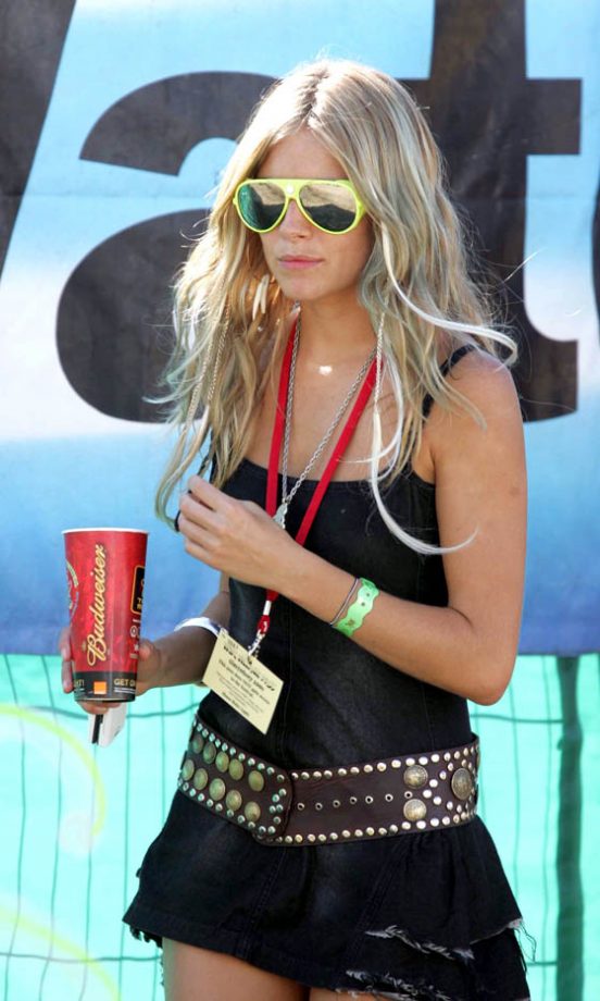 Sienna Miller Looking Ultra Cool And Summery With Her Long Locks At Glastonbury 2004