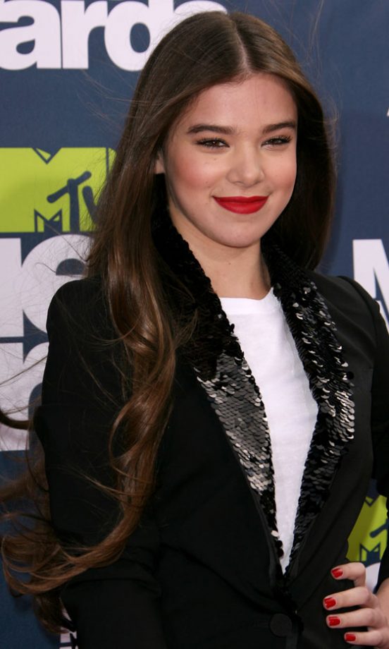 Hailee Steinfeld Sported A Sophisticated Simple Hairstyle At The MTV Movie Awards 2011