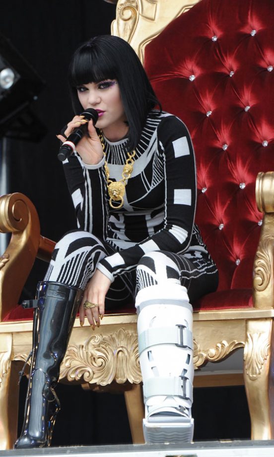 Jessie J Performs With A Broken Leg At Glastonbury Festival 2011