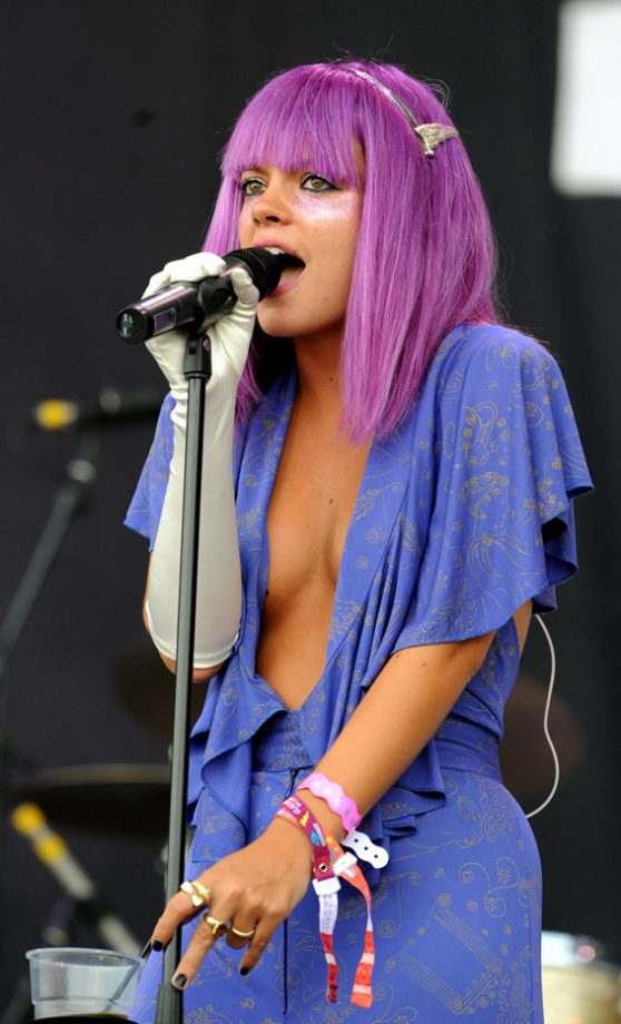 Lily Allen Brightens Up The Stage At Glastonbury 2009
