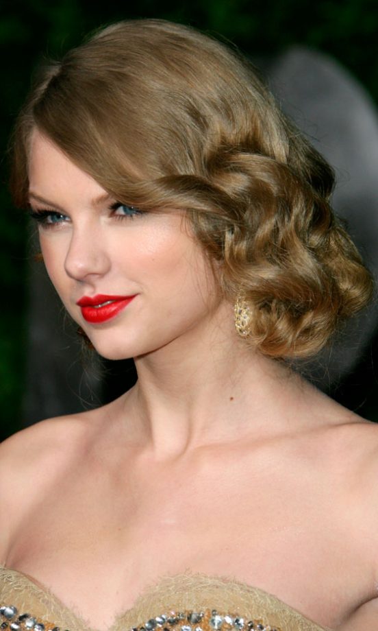 Taylor Swift's Vintage-Inspired Bun Hairstyle Is A Red Carpet Winning Look, 2011