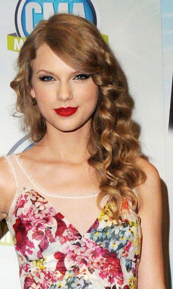 Taylor Swift Updates Her Trademark Curly Hair With A Smooth Side Fringe, 2011