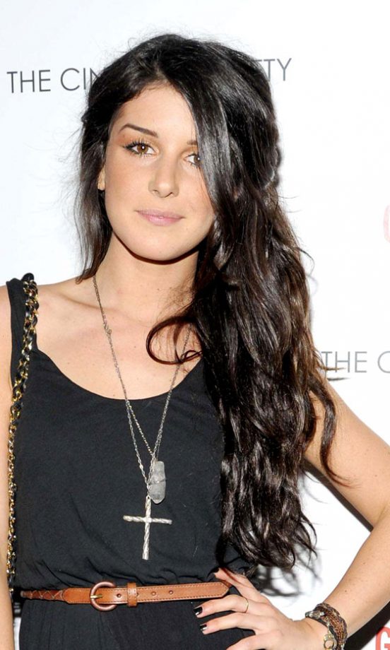 Celebs Are Loving The Sideswept Wave Hairstyle This Week, And Shenae Grimes Is No Exception With This Undone 'Do, 2011