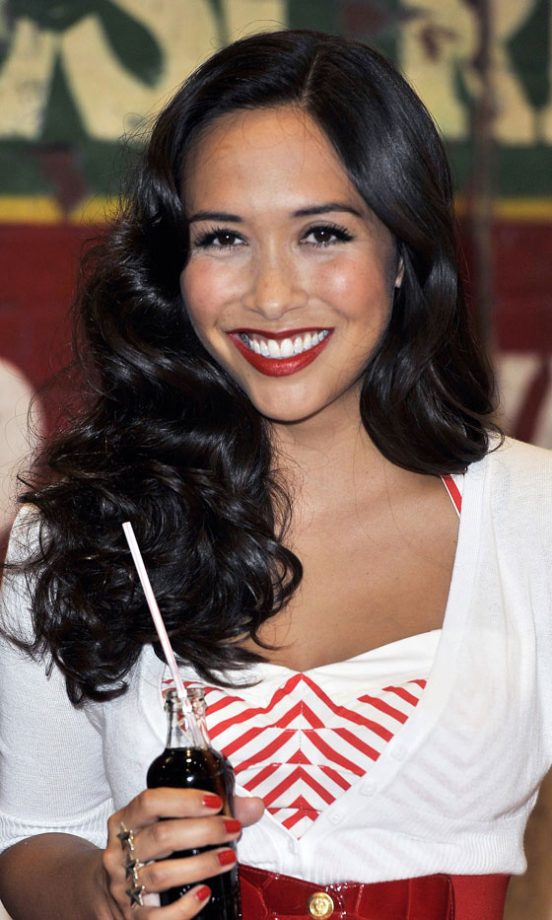 Myleene Klass Rocks A Glossy Retro Hairstyle - Curl Hair With Large Barrel Curling Irons And Brush Out For Instant Vintage Glamour, 2011
