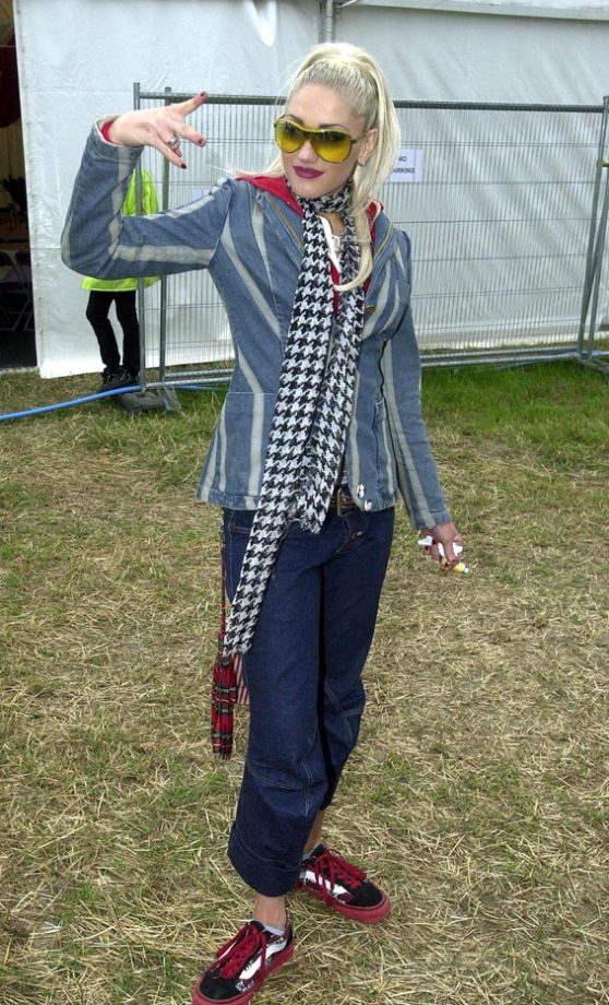 Gwen Stefani Loves A Dog-Tooth Print, She Teams It With Denim At Glastonbury 2002