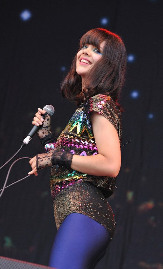 Bat For Lashes Natasha Khan Twinkles In Rainbow Sequins At Glastonbury 2009