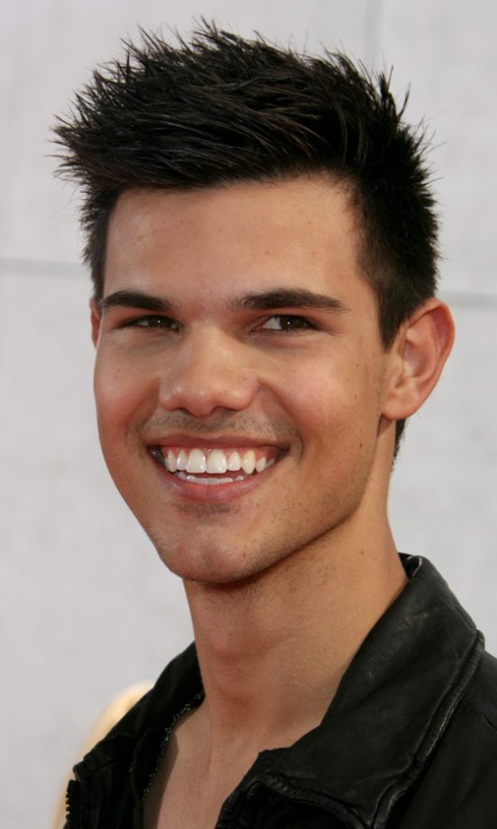 Taylor Lautner At The MTV Movie Awards 2011