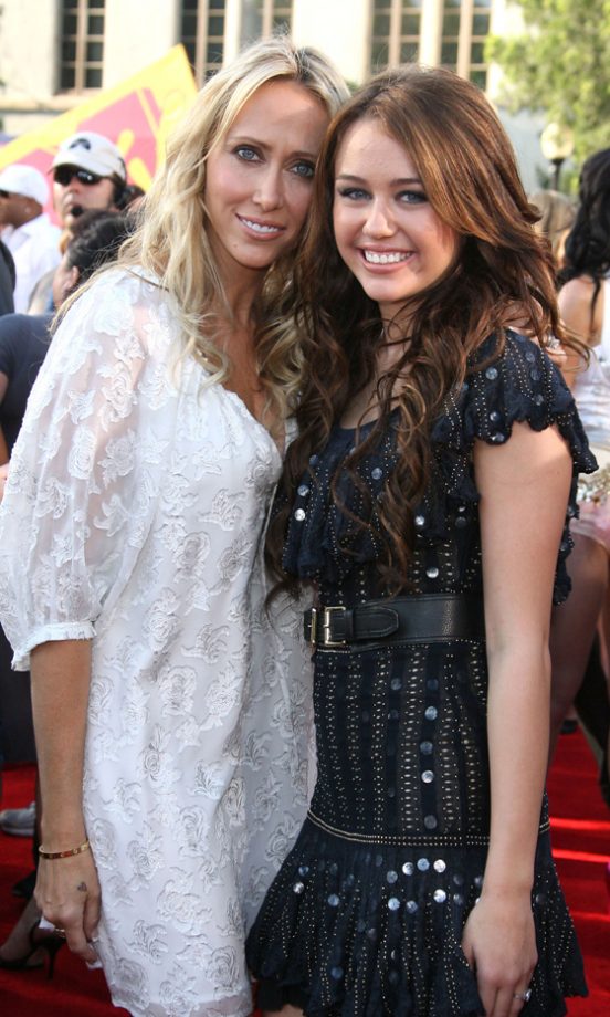 Miley Cyrus Mith Her Mum Tish At The 2008 MTV Music Video Awards