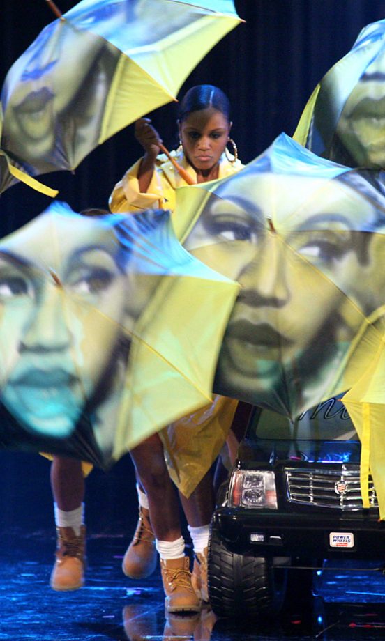 Missy Elliott Was Surrounded By Dancers In Umbrellas On Stage At The MTV Music Video Awards 2006