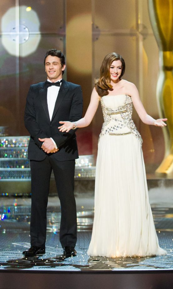 Anne Hathaway Looked Stunning Next To James Franco When They Presented The Oscars 2011 Together