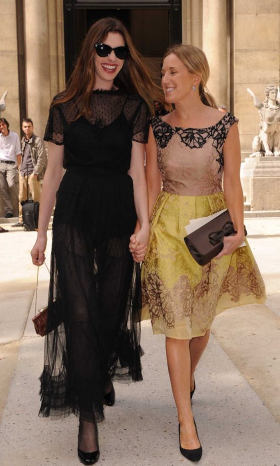 Anne Hathaway Looked Seriously Stylish For The Valentino Couture Fashion Show In Paris, 2011