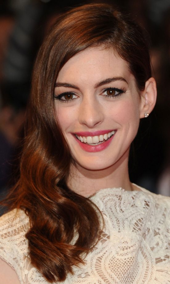 Anne Hathaway Smoothes Her Hair To The Side For An Ultra-Glam Look At The One Day London Film Premiere, 2011