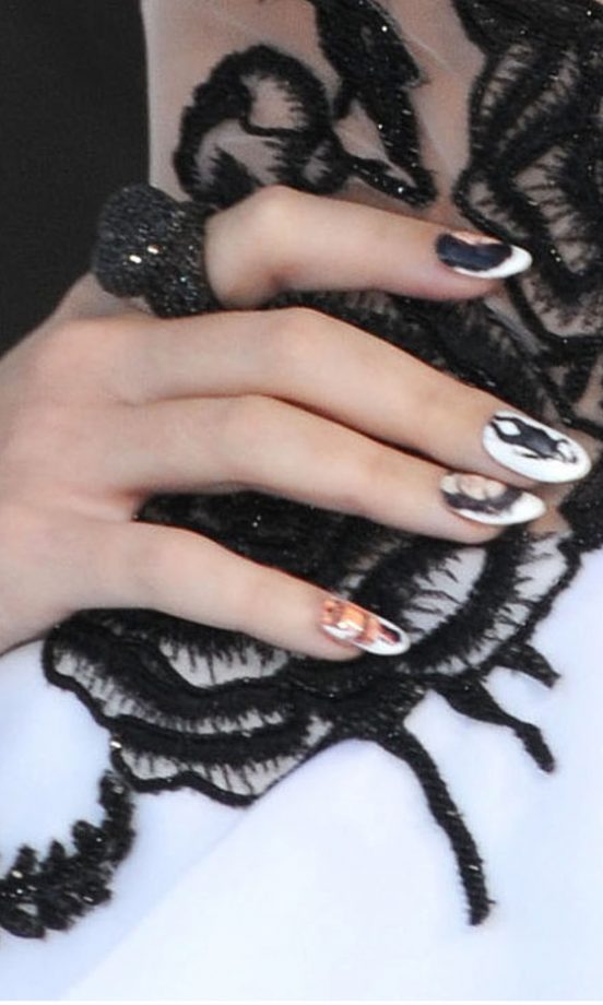 Katy Perry Famously Had Pictures Of Hubby Russell Brand On Her Nails At The MTV Music Video Awards 2010