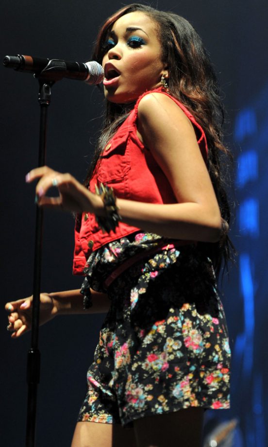 Dionne Bromfield Pays Tribute To Amy Winehouse At V Festival 2011
