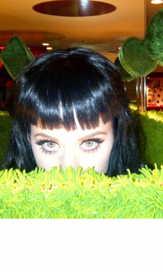 Katy Perry @katyperry Tweeted This Twitter Picture In Alice In Wonderland Themed Restaurant, May 2011