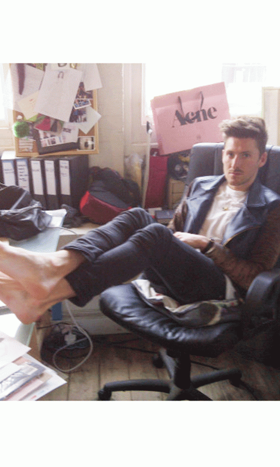 Henry Holland @henryholland Tweeted This Picture With No Shoes On To Raise Awareness For Charity, April 2011