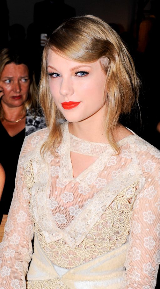 Taylor Swift Pins Her Hair To The Side, 2011