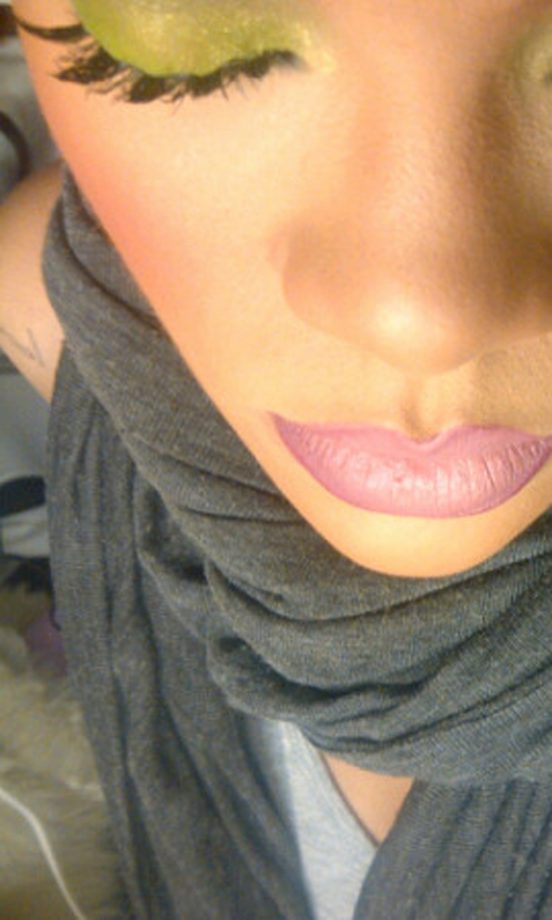 Rihanna Twitter Picture Close-Up Of Her Make-Up Before Her Gig, June 2011