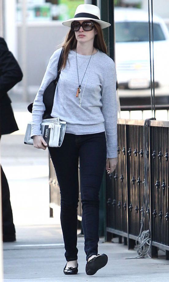 Anne Hathaway Goes In Cognito With Big Sunglasses And A Hat, October 2011