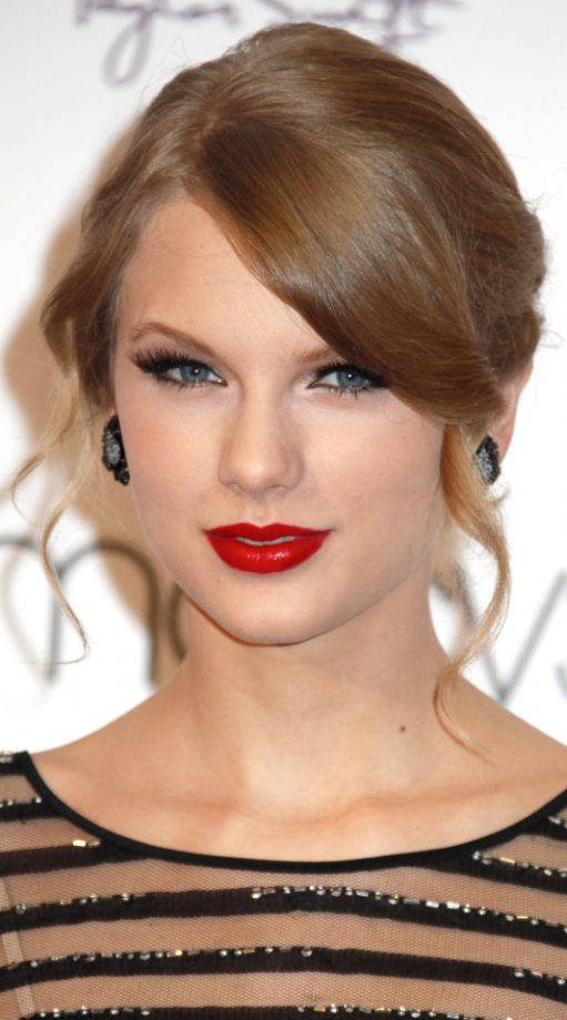 Taylor Swift With A Vintage Inspired Clipped Side Fringe, 2011