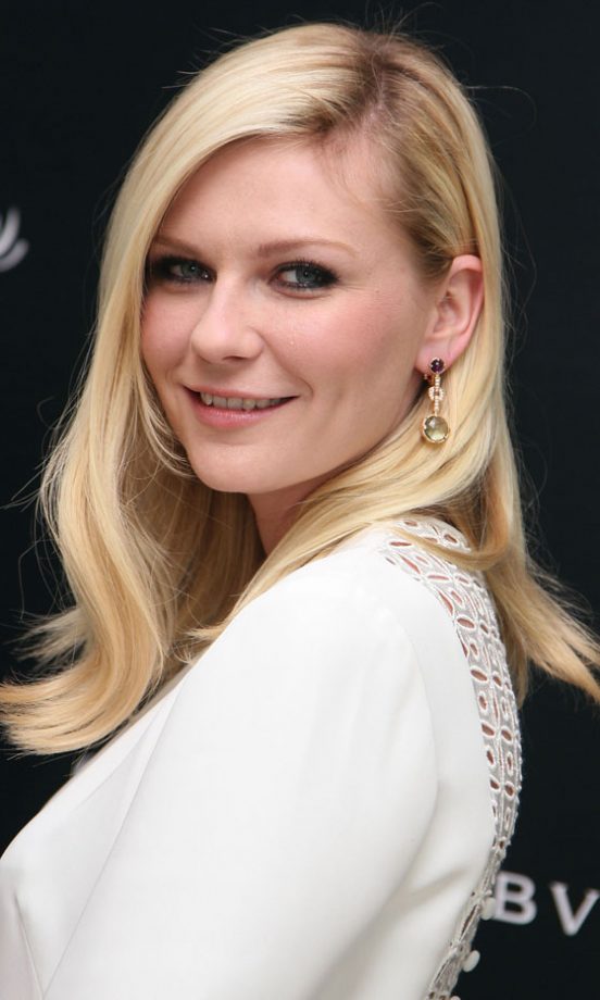 Kirsten Dunst Goes For Sleek And Sophisticated Hairstyle With A Side Parting And Flicked Ends, 2011