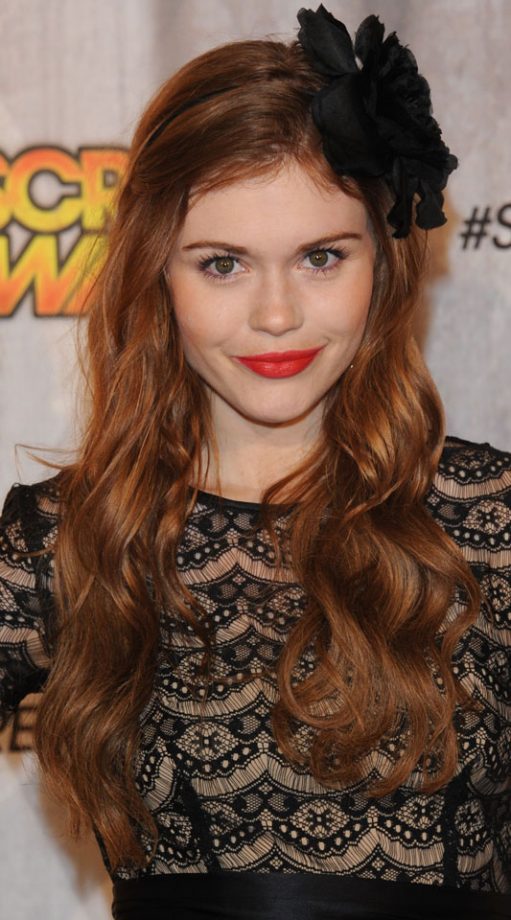 Holland Roden Looks Retro Glam By Adding This Flower To Her Wavy Hair, 2011