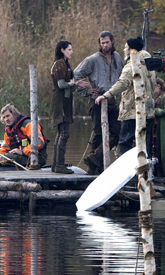 Kristen Stewart And Her Co-Star Chris Hemsworth (Who Is Looking Hot) Both Rocked Medieval Attire, 2011