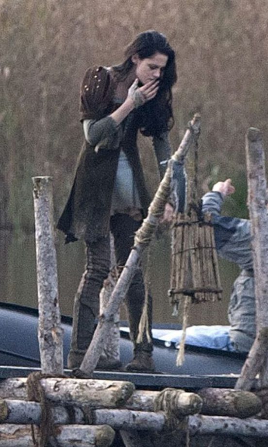 Kristen Stewart Sported A Bandage On Her Hand After A Horse Riding Incident On The Snow White And The Huntsman Set, 2011