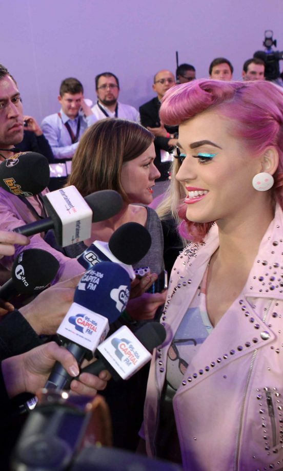 Katy Perry Attracts The Flashbulbs And Microphones At The MTV Europe Music Awards 2011