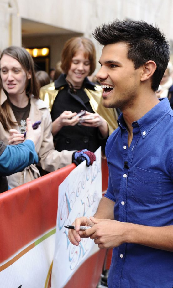 Hundreds Of Twilight Fans Waited Outside The Today Show To Get A Glimpse Of Taylor Lautner - Jealous Rob?
