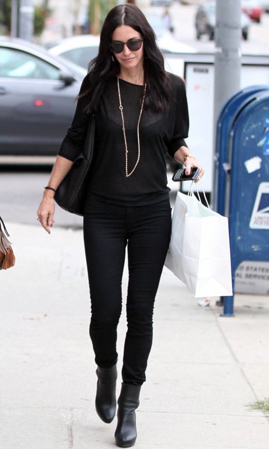 We'll Be Stealing Courtney Cox's style This Weekend - Who Knew A Black Top And Jeans Combo Could Look So Good?