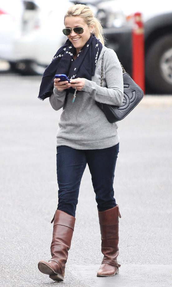 Reese Witherspoon Made Her Grey Jumper And Jeans Combo Look Interesting With Fab Accessories, 2011